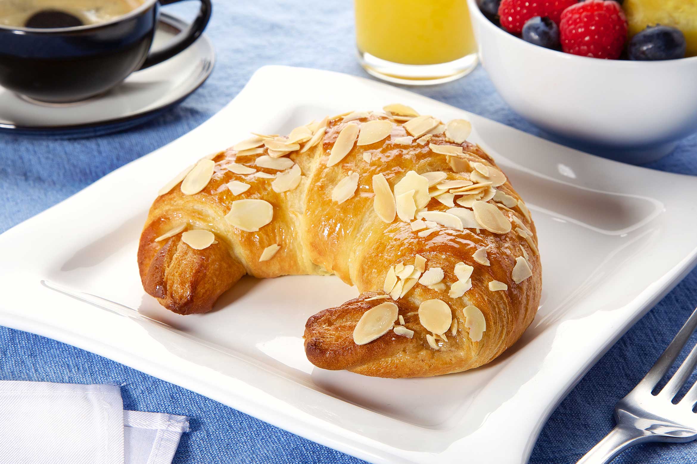 13547-Almond-Filled-Croissant-beauty-retouched-sRGB-2340px