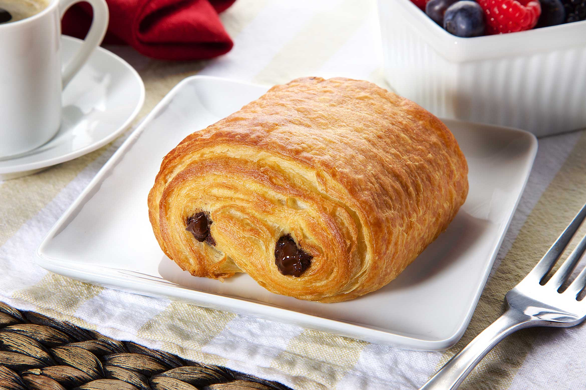 13549-Pain-au-Chocolat-beauty-retouched-sRGB-2340px