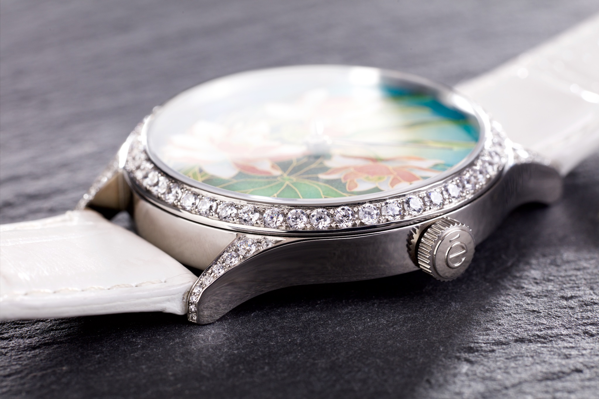 case with diamond lugs side retouched sRGB 2048px